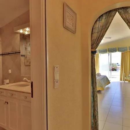 Villa 409 Beautiful 5 Bedrooms Heated Pool Short Walk To The Praca Vale do Lobo